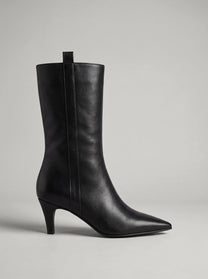 Padova Black - מגף מעור נאפה שחור בגובה אמצע השוק, עם חרטום מחודד ועקב דק.