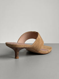 Nerina Camel