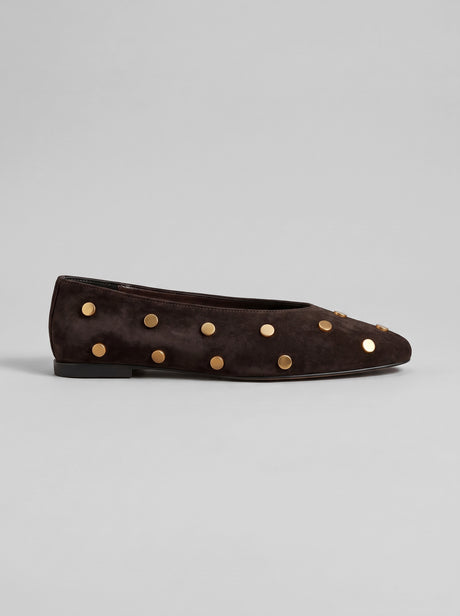 Aurelia Chocolate Brown - נעל בלרינה מזמש בחום שוקולד עם חרטום מעוגל ועיטורי ניטים עגולים בגוון זהב על הגפה.