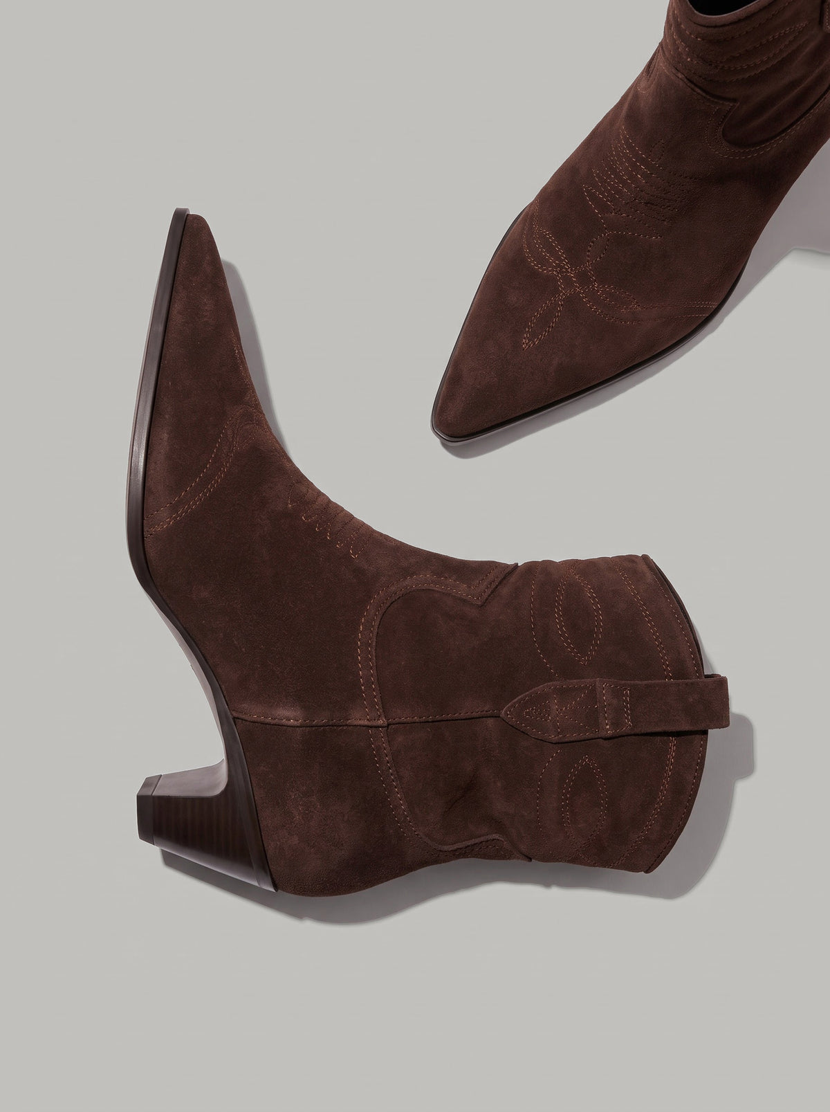 Savona Dark Brown - מגפון זמש בחום כהה בהשראת מגפי קאובוי, עם חרטום מחודד, תיפורים דקורטיביים, לולאות משיכה ועקב משופע.
