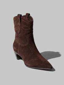 Savona Dark Brown - מגפון זמש בחום כהה בהשראת מגפי קאובוי, עם חרטום מחודד, תיפורים דקורטיביים, לולאות משיכה ועקב משופע.