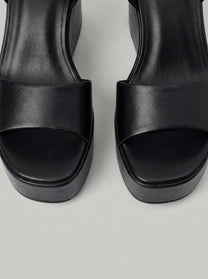 Capsule - Mia Black