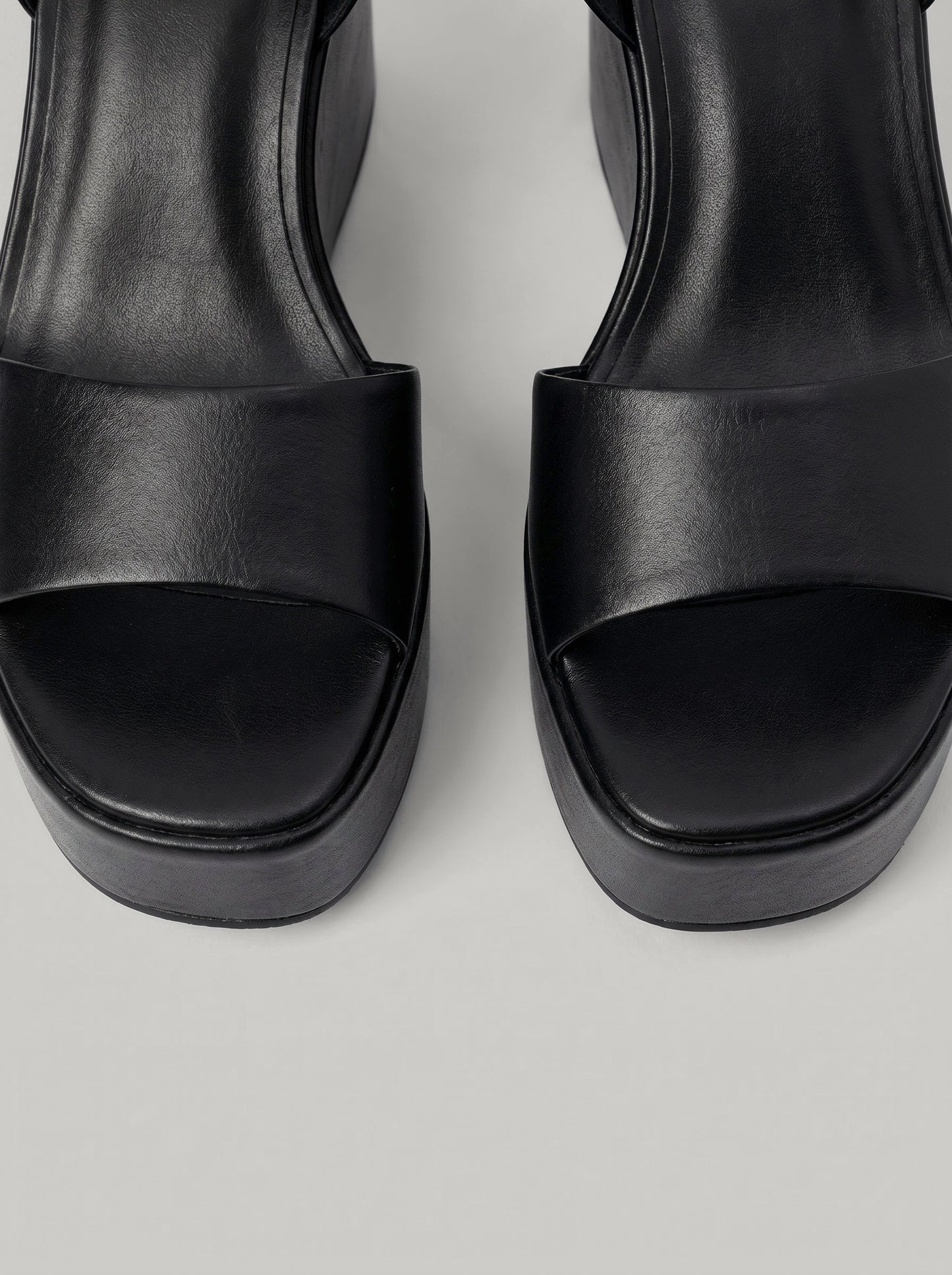 Capsule - Mia Black
