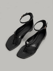 Capsule - Liam Black Flat