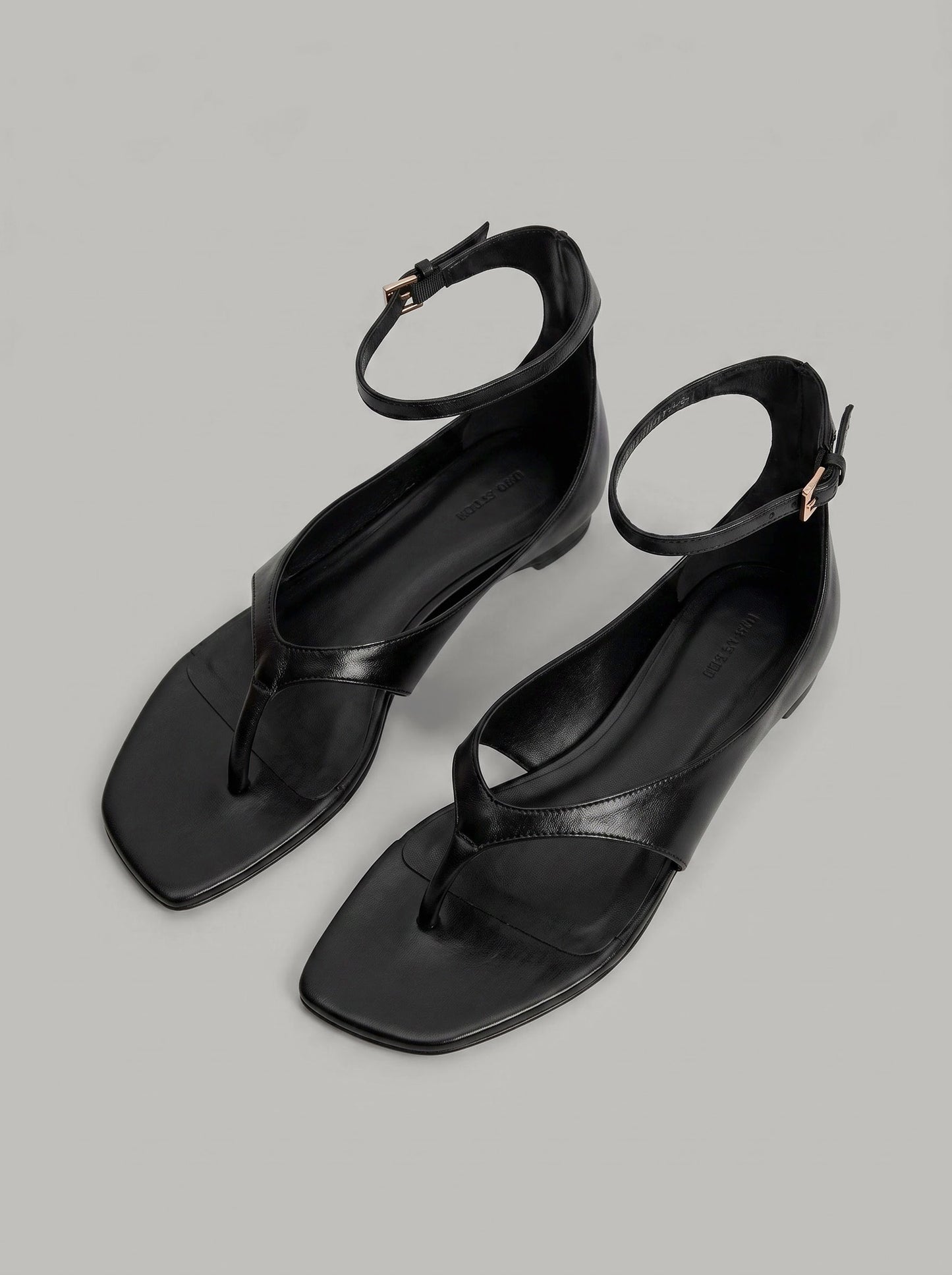 Capsule - Liam Black Flat