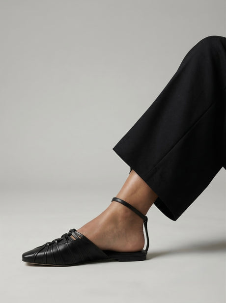 Capsule - Daisy Black