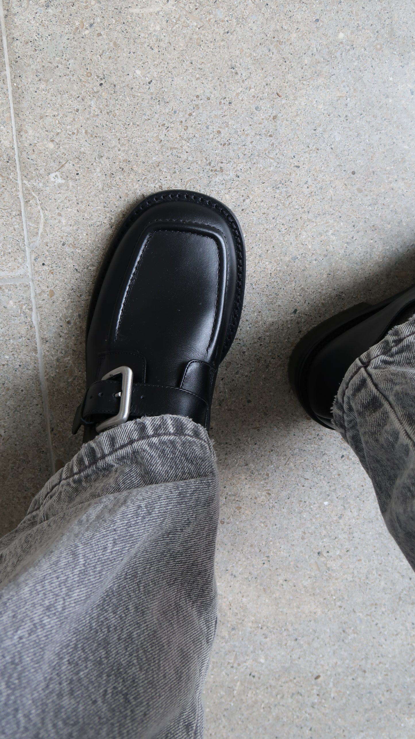 Capsule - Riven Black