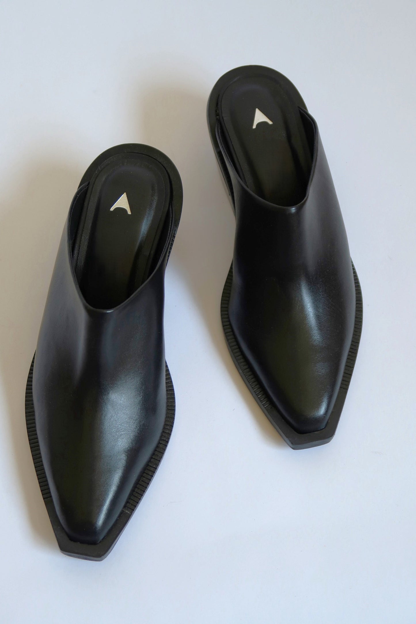 Capsule - Santana Black