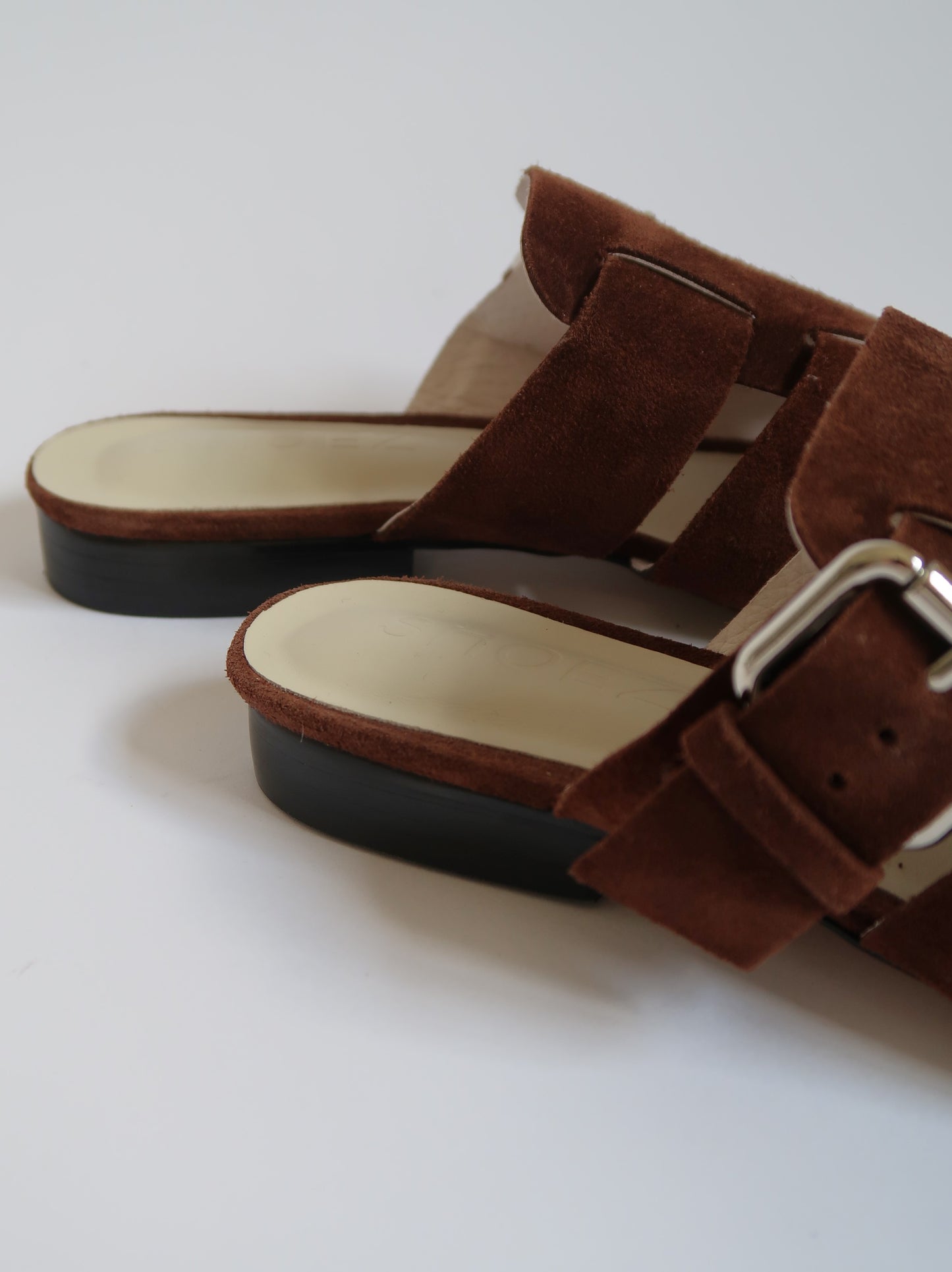 נעליים שטוחות חומות לנשים