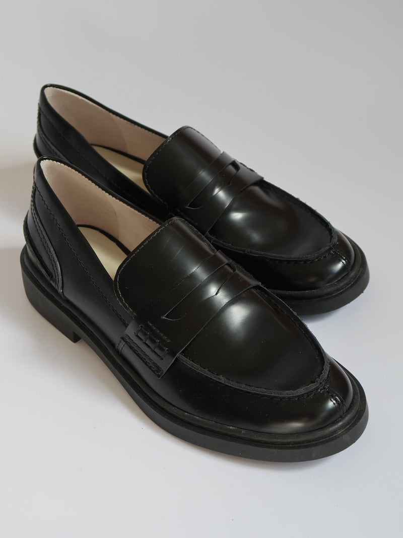 נעליים שחורות