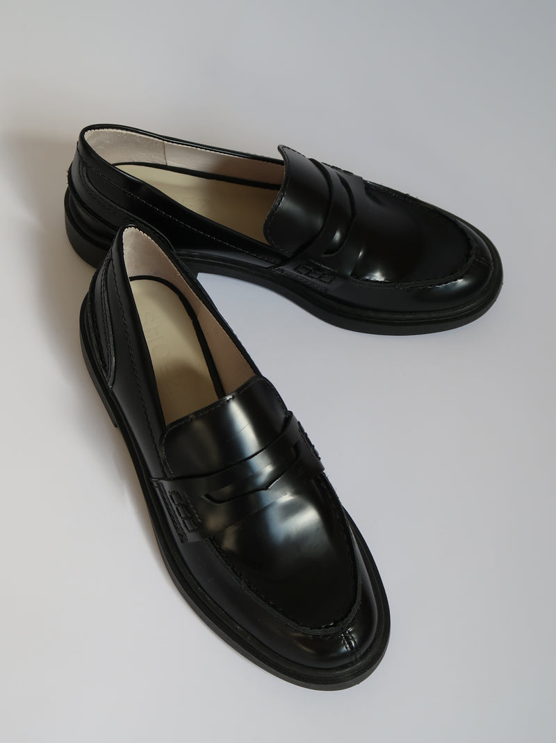 נעליים שחורות