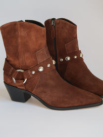 מגפיים גבוהים לנשים