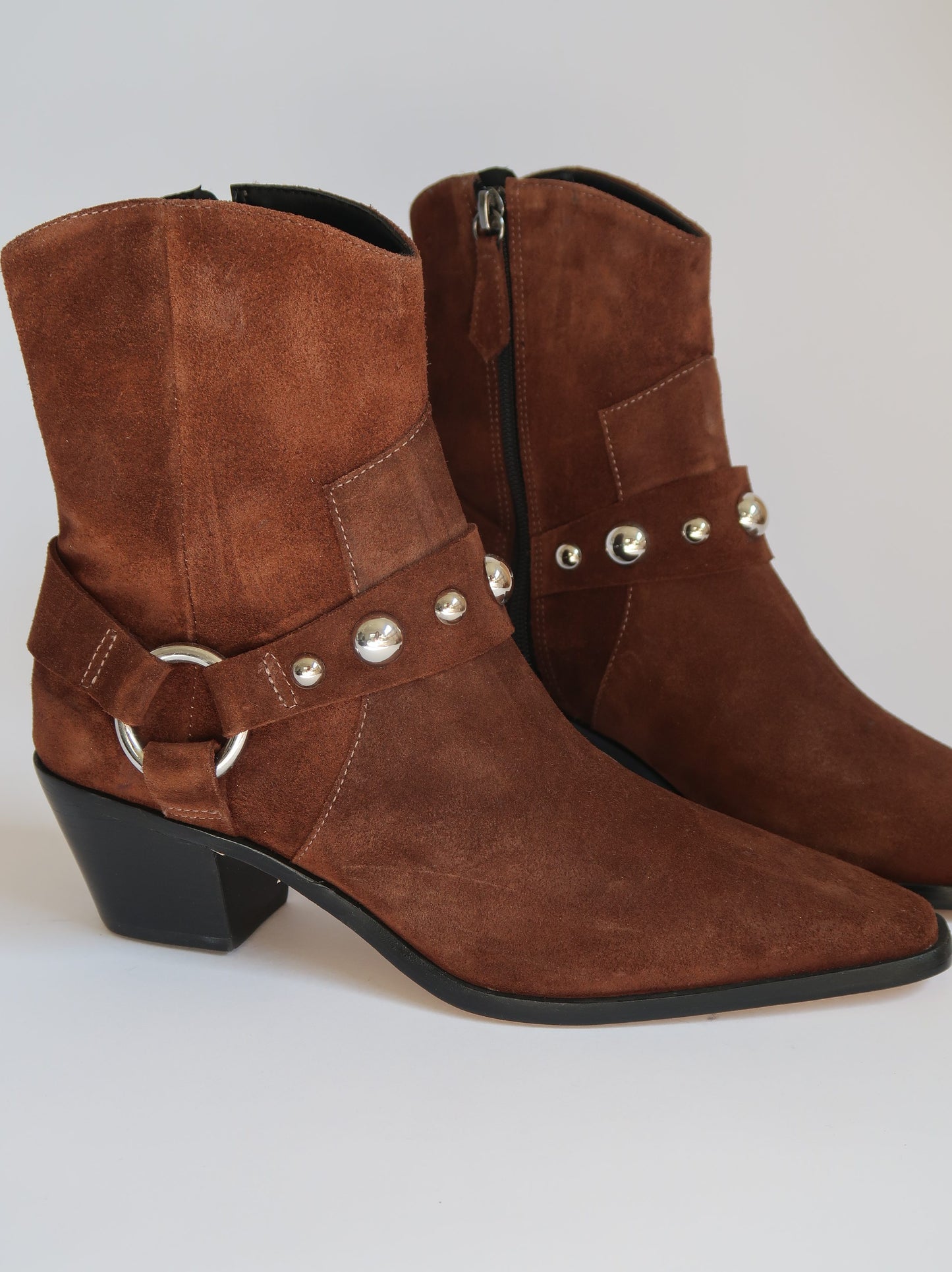 מגפיים גבוהים לנשים