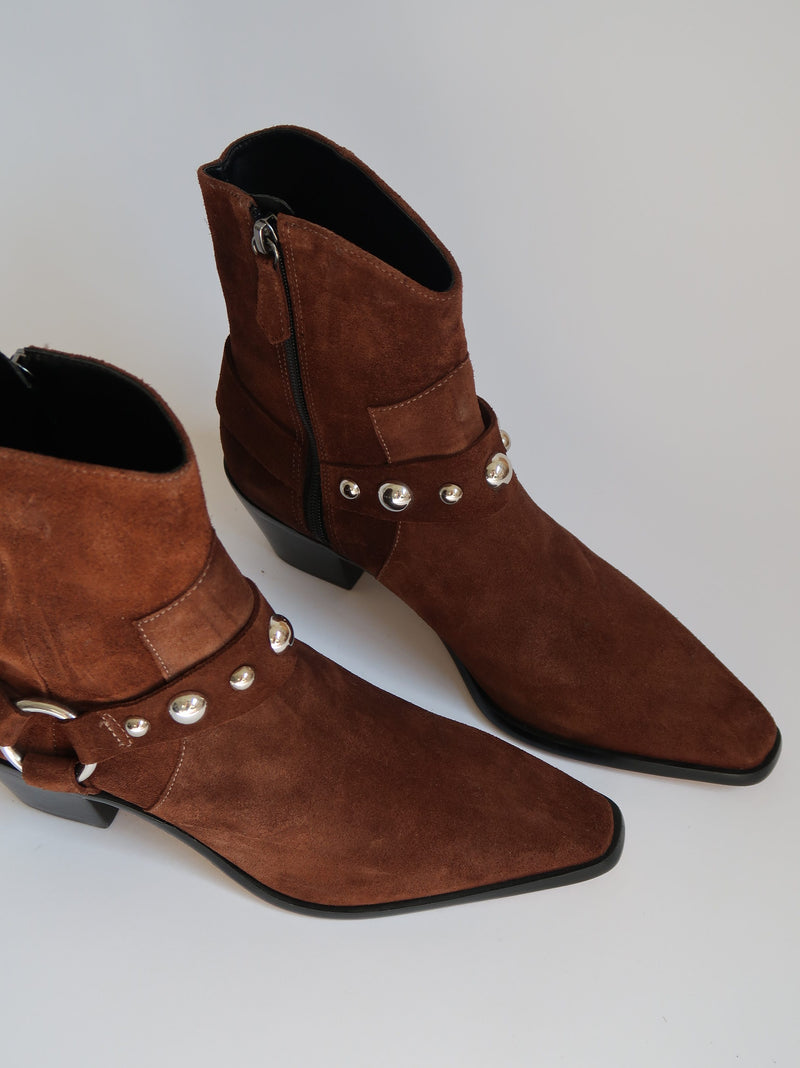 מגפיים גבוהים לנשים