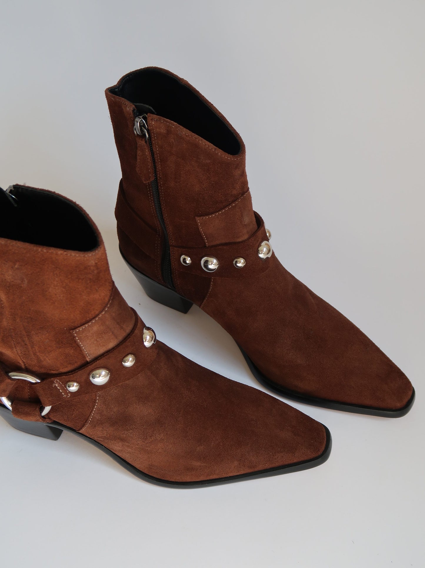 מגפיים גבוהים לנשים