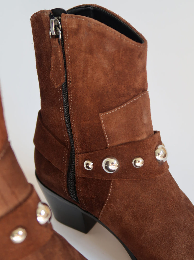 מגפיים גבוהים