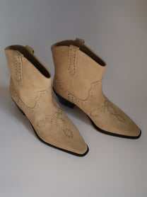 מגפי עור לנשים