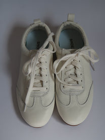 נעליים לבנות