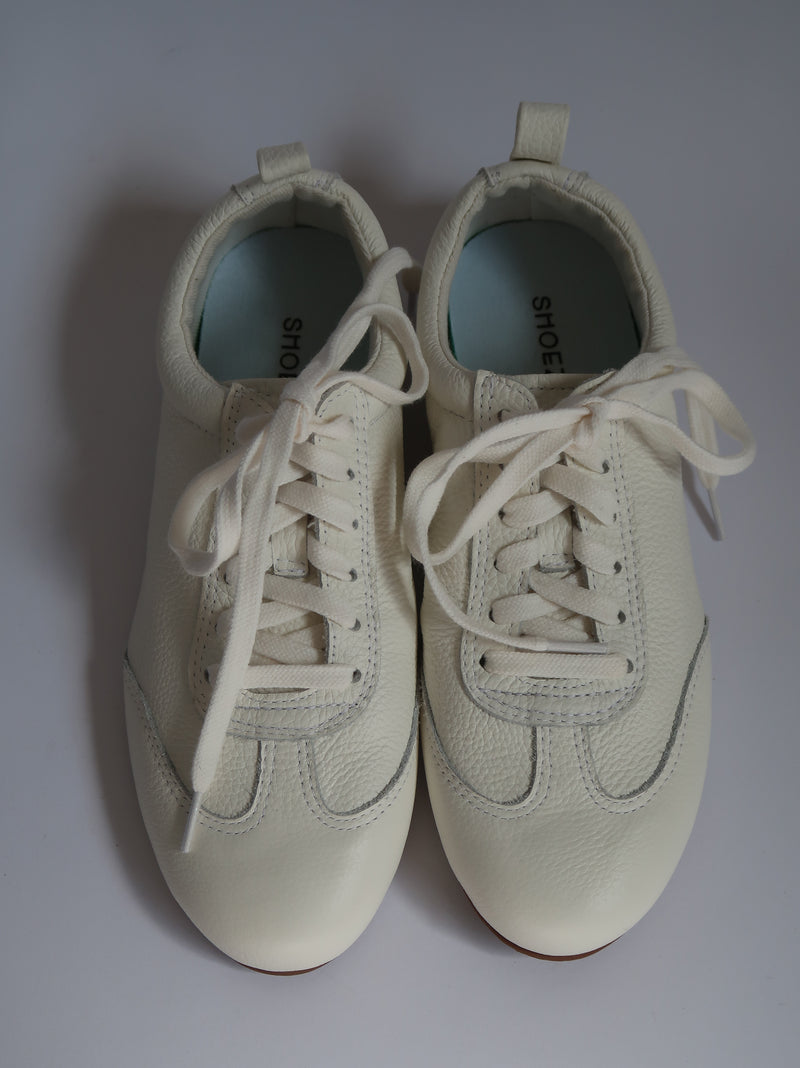 נעליים לבנות