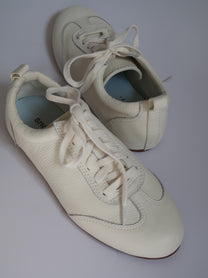 נעליים לבנות