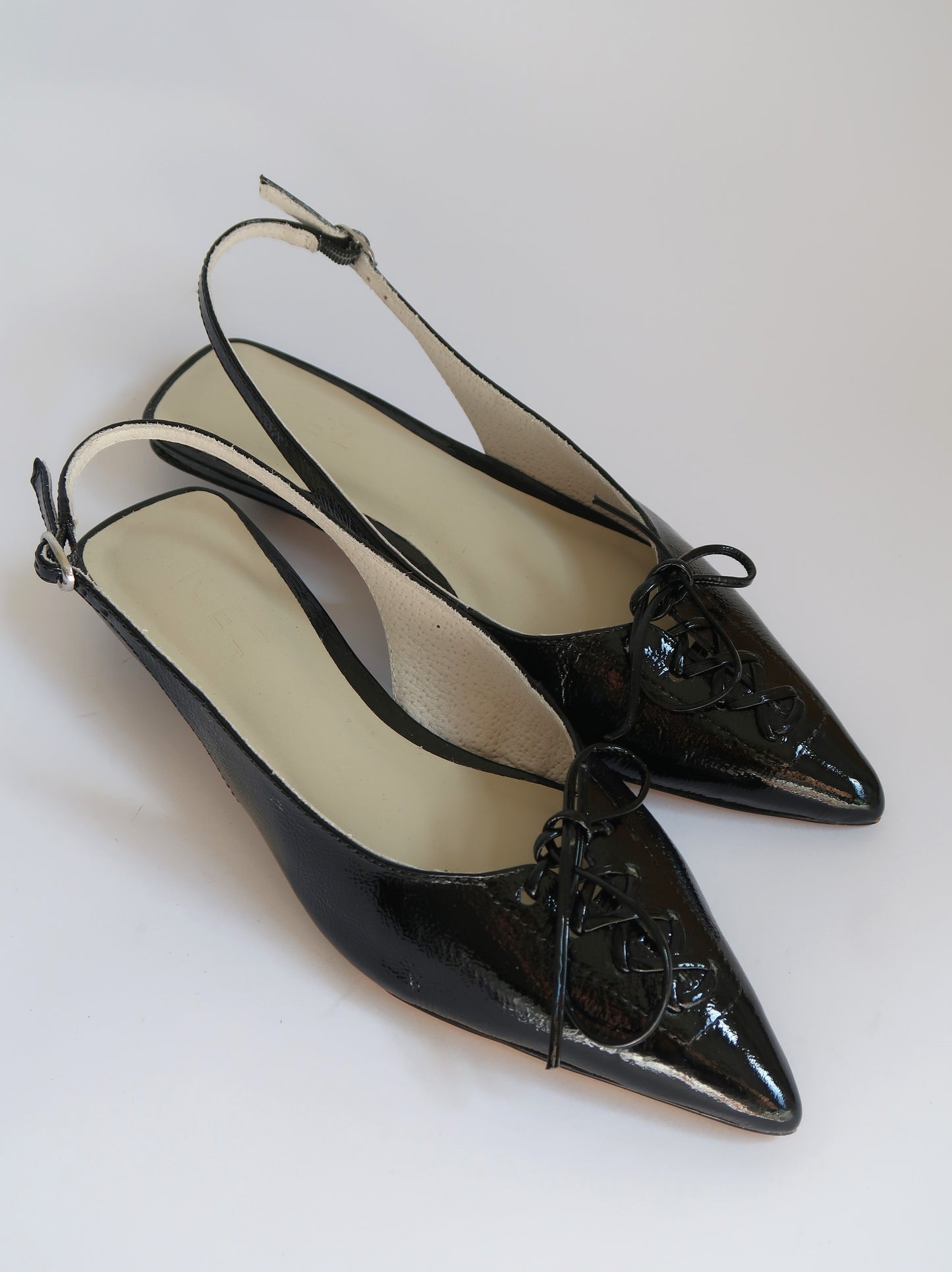 עקבים שחורים לנשים