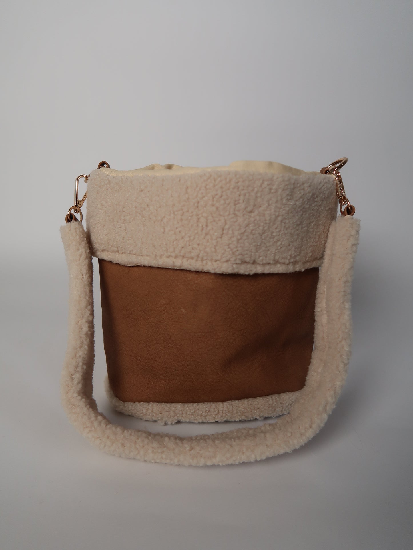 תיק באקט חום טדי