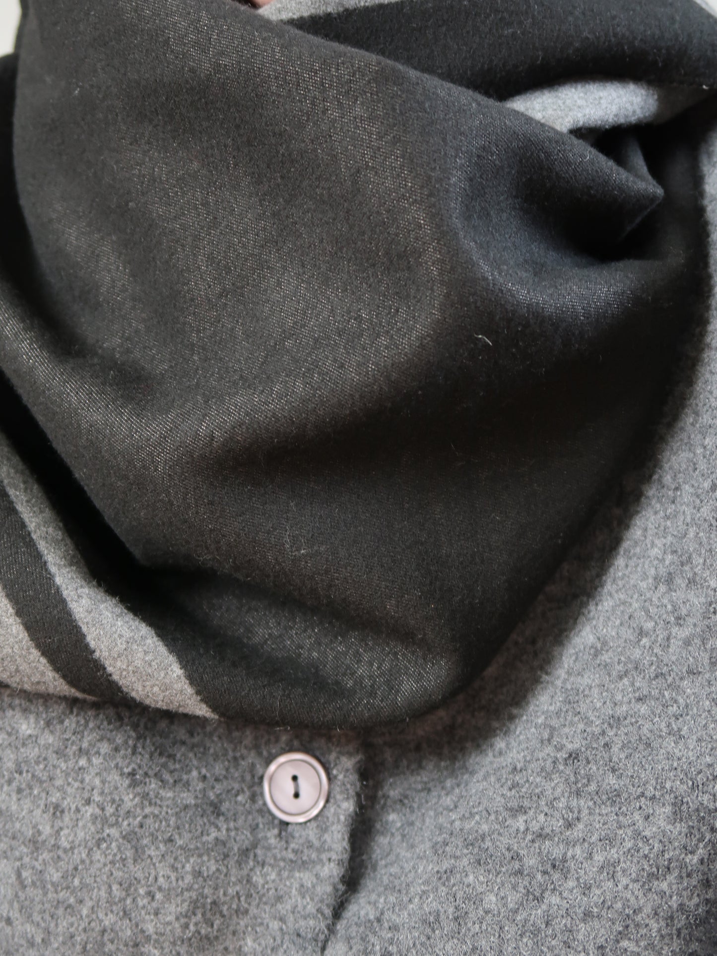 צעיף גאומטרי שחור אפור