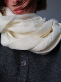 צעיף קרם חלק