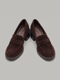 Positano Dark Brown - מוקסין זמש בחום כהה עם רצועה רחבה על החזית, תפר מודגש סביב החרטום, עקב בלוק וסוליה בעלת מראה מחורץ.