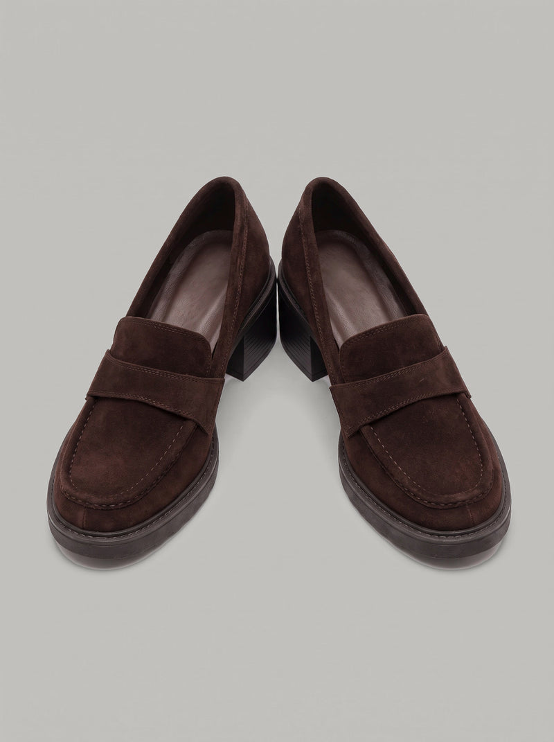 Positano Dark Brown - מוקסין זמש בחום כהה עם רצועה רחבה על החזית, תפר מודגש סביב החרטום, עקב בלוק וסוליה בעלת מראה מחורץ.