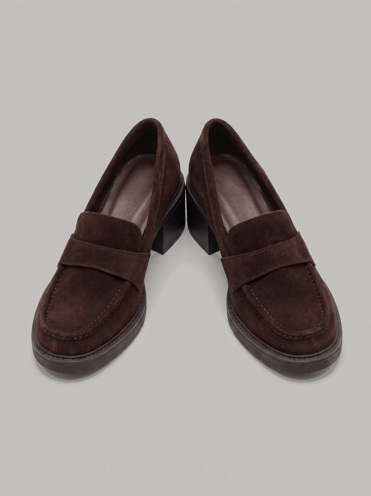 Positano Dark Brown - מוקסין זמש בחום כהה עם רצועה רחבה על החזית, תפר מודגש סביב החרטום, עקב בלוק וסוליה בעלת מראה מחורץ.