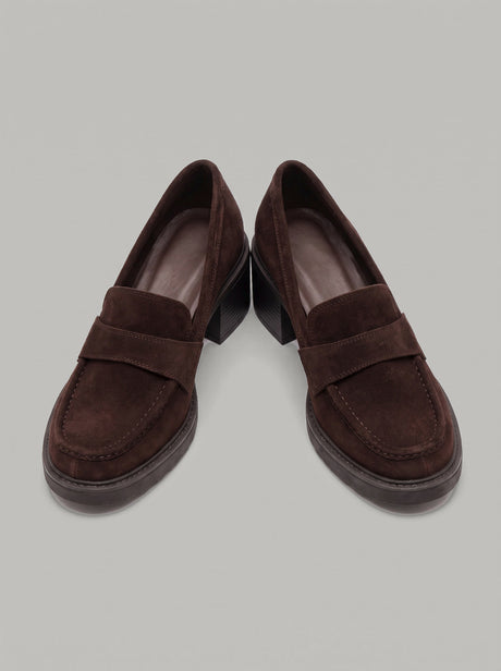 Positano Dark Brown - מוקסין זמש בחום כהה עם רצועה רחבה על החזית, תפר מודגש סביב החרטום, עקב בלוק וסוליה בעלת מראה מחורץ.