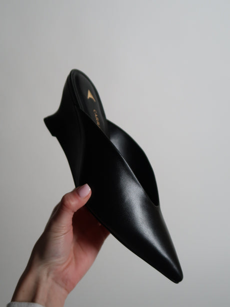 Capsule - Nomi Black