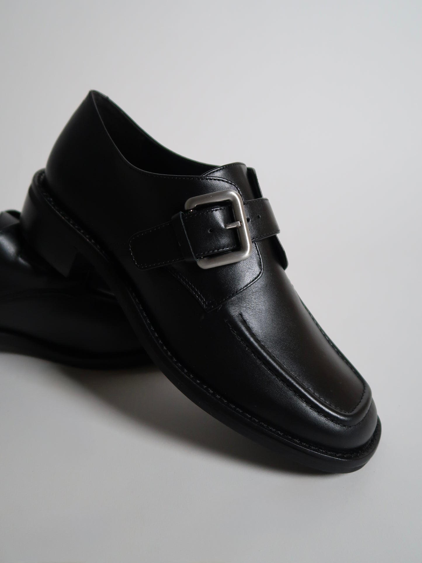 Capsule - Riven Black