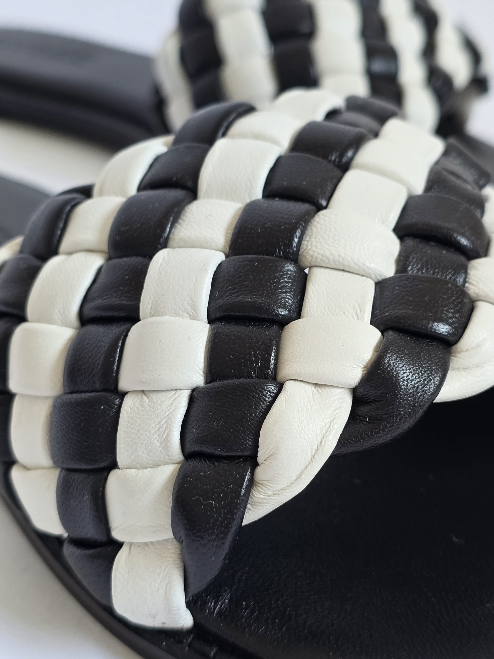 Kloe Black&White