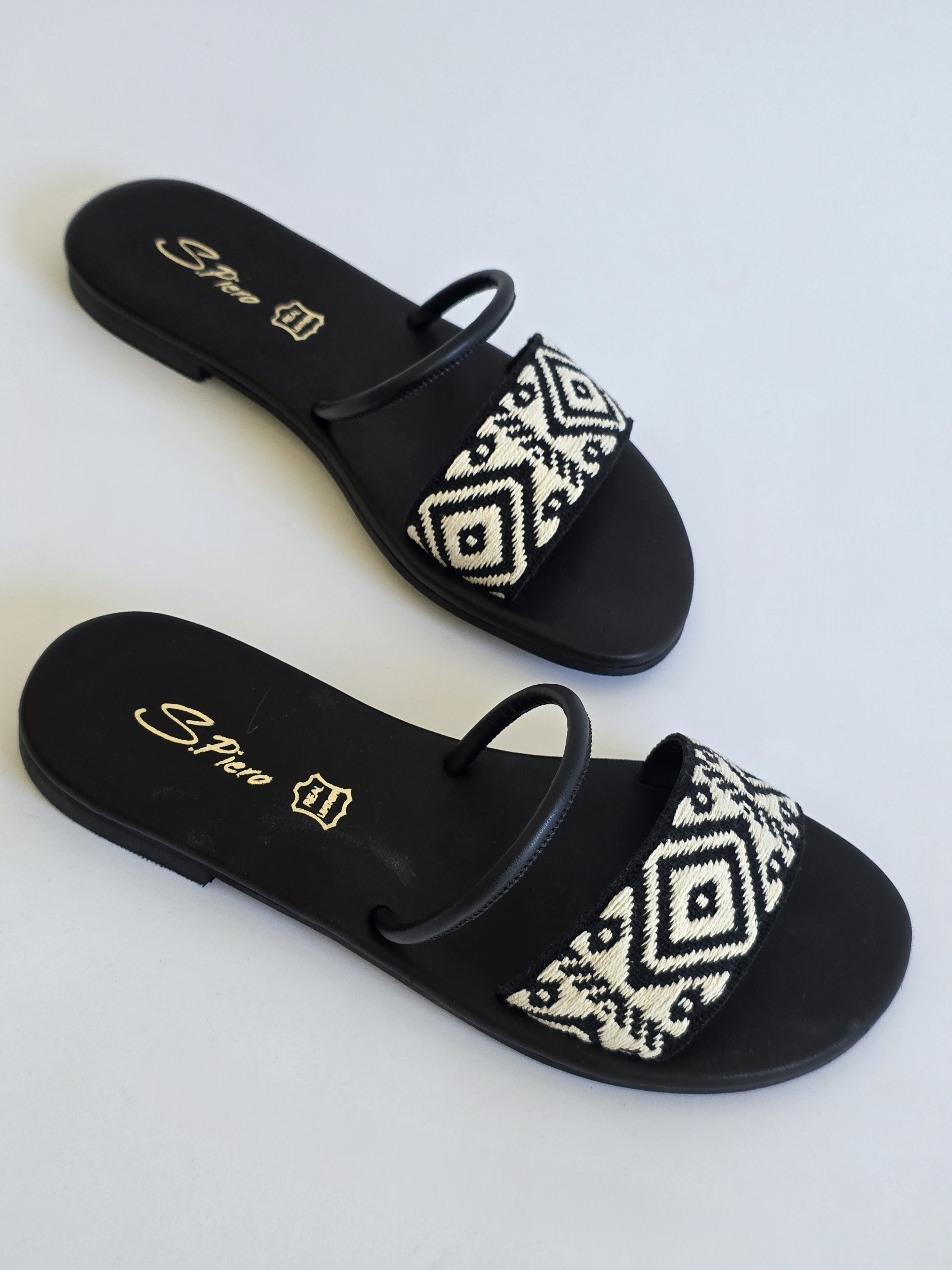 Gaia Black