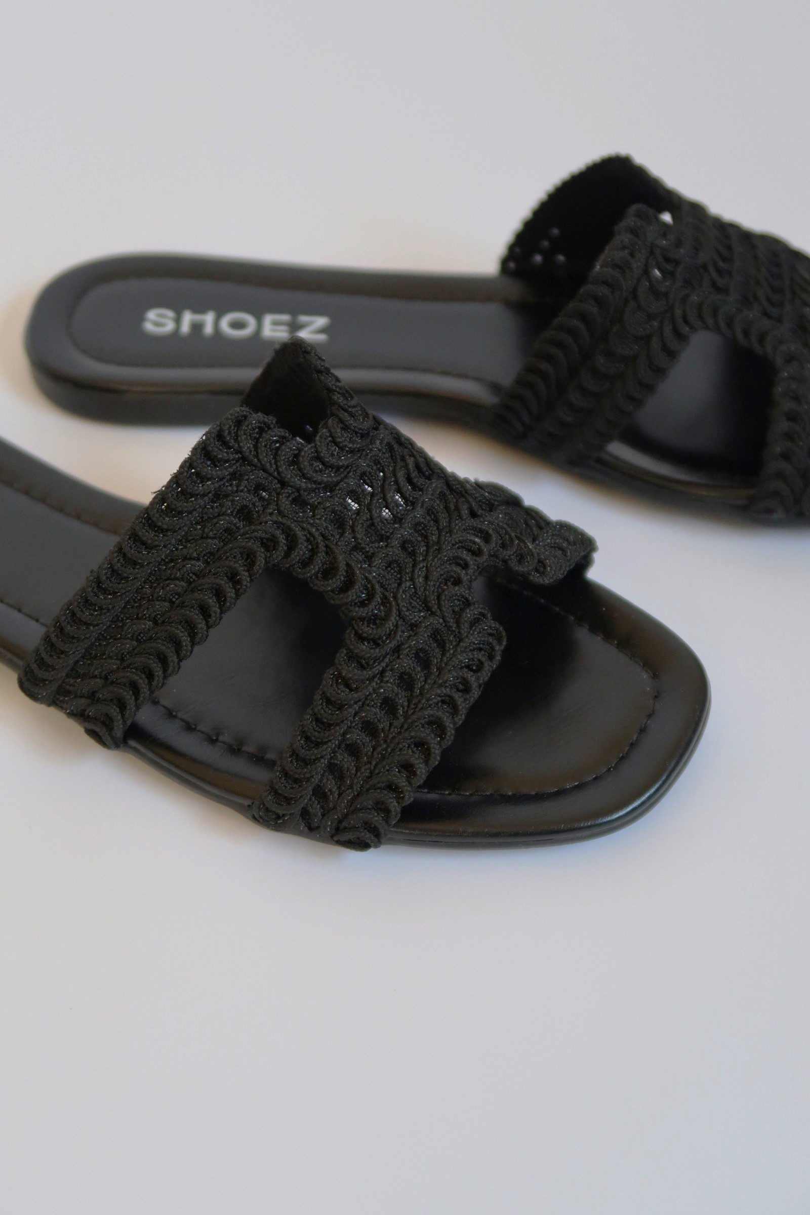 Zuri All Black