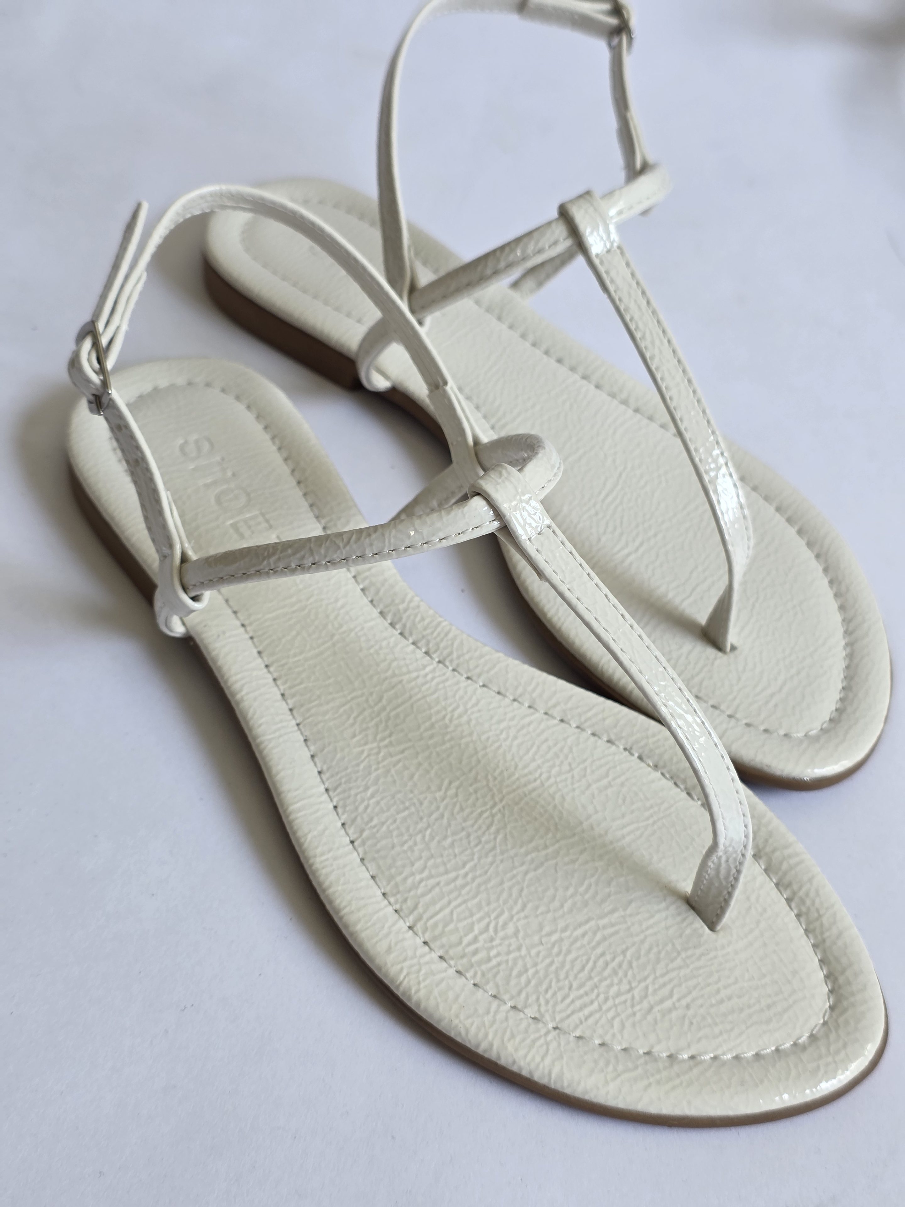 Alma Off White
