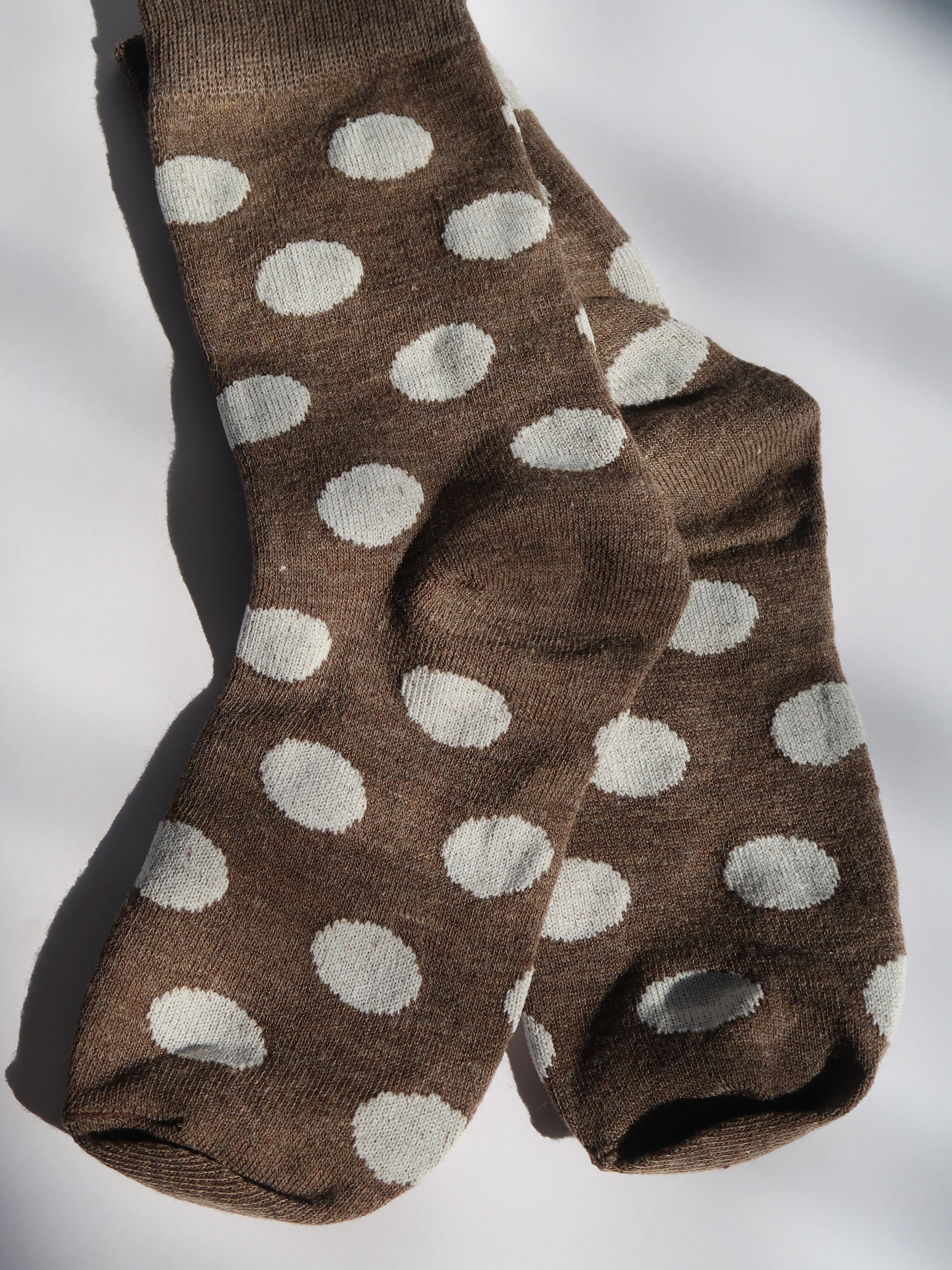 גרביים חומים נקודות