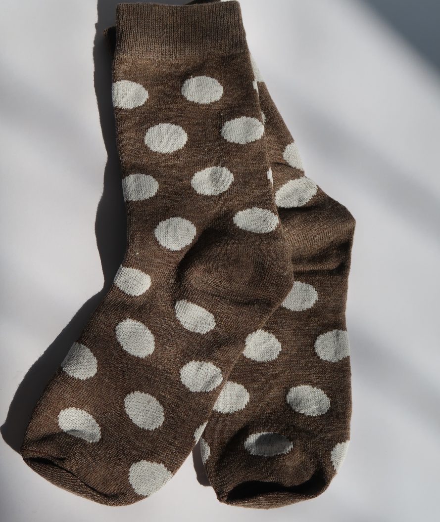 גרביים חומים נקודות