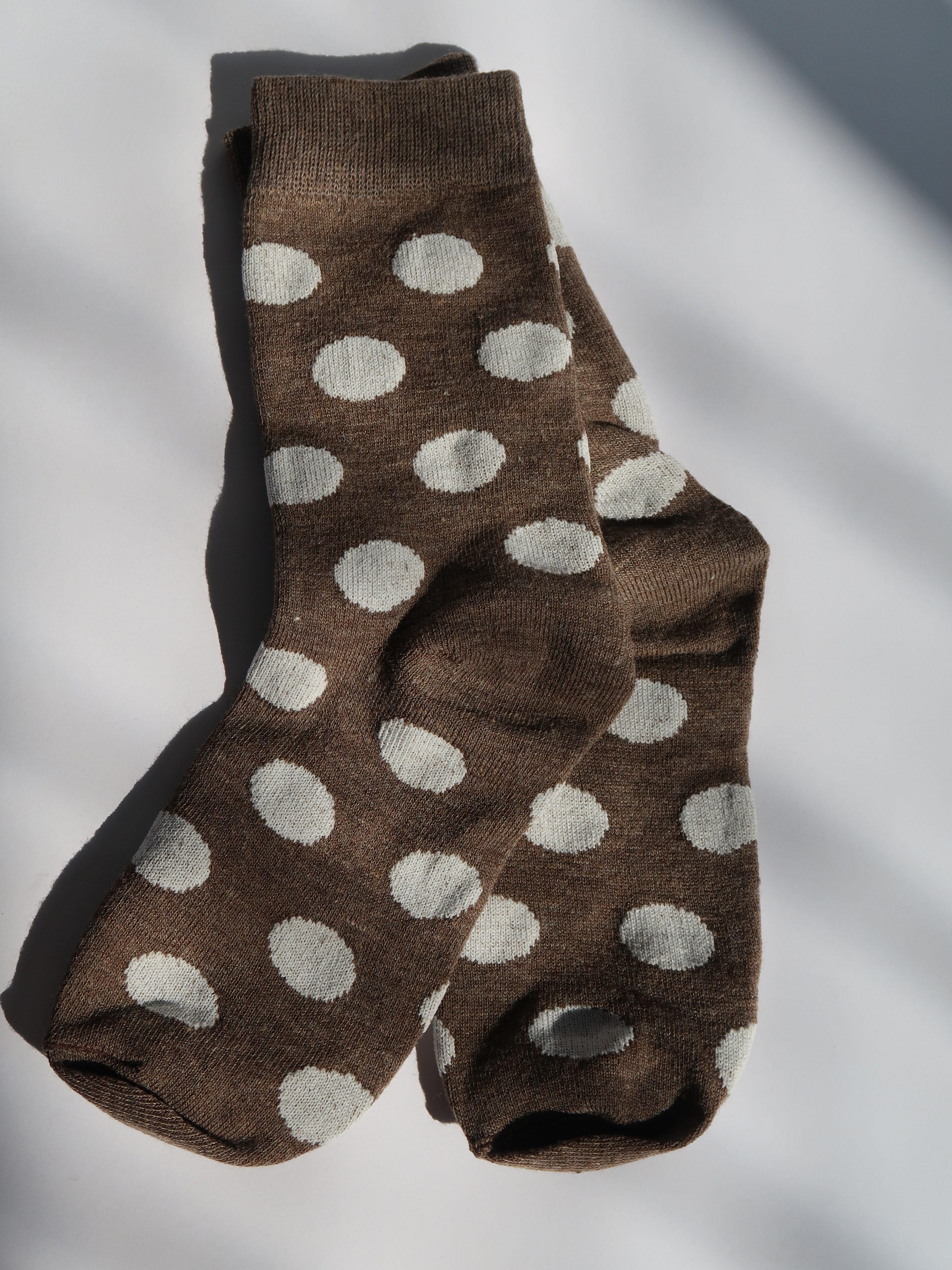 גרביים חומים נקודות