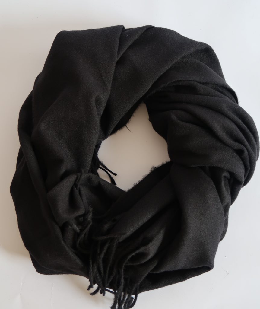 צעיף שחור חלק