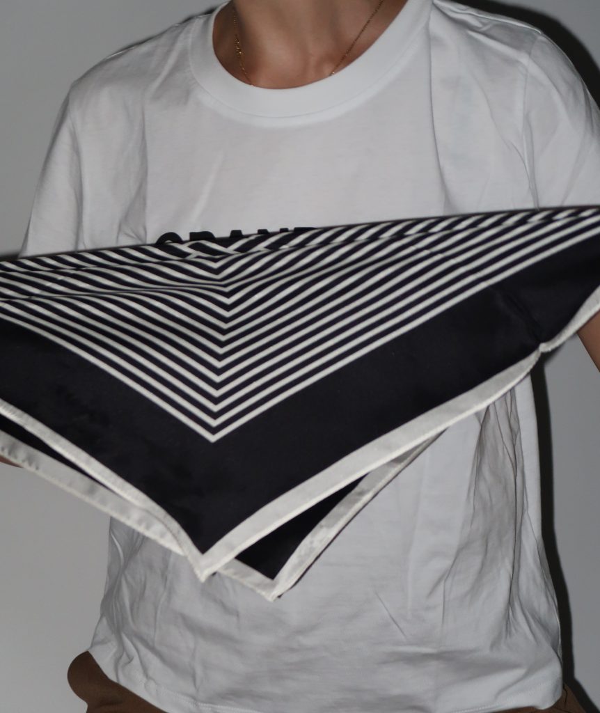 מטפחת פסים גיאומטרים