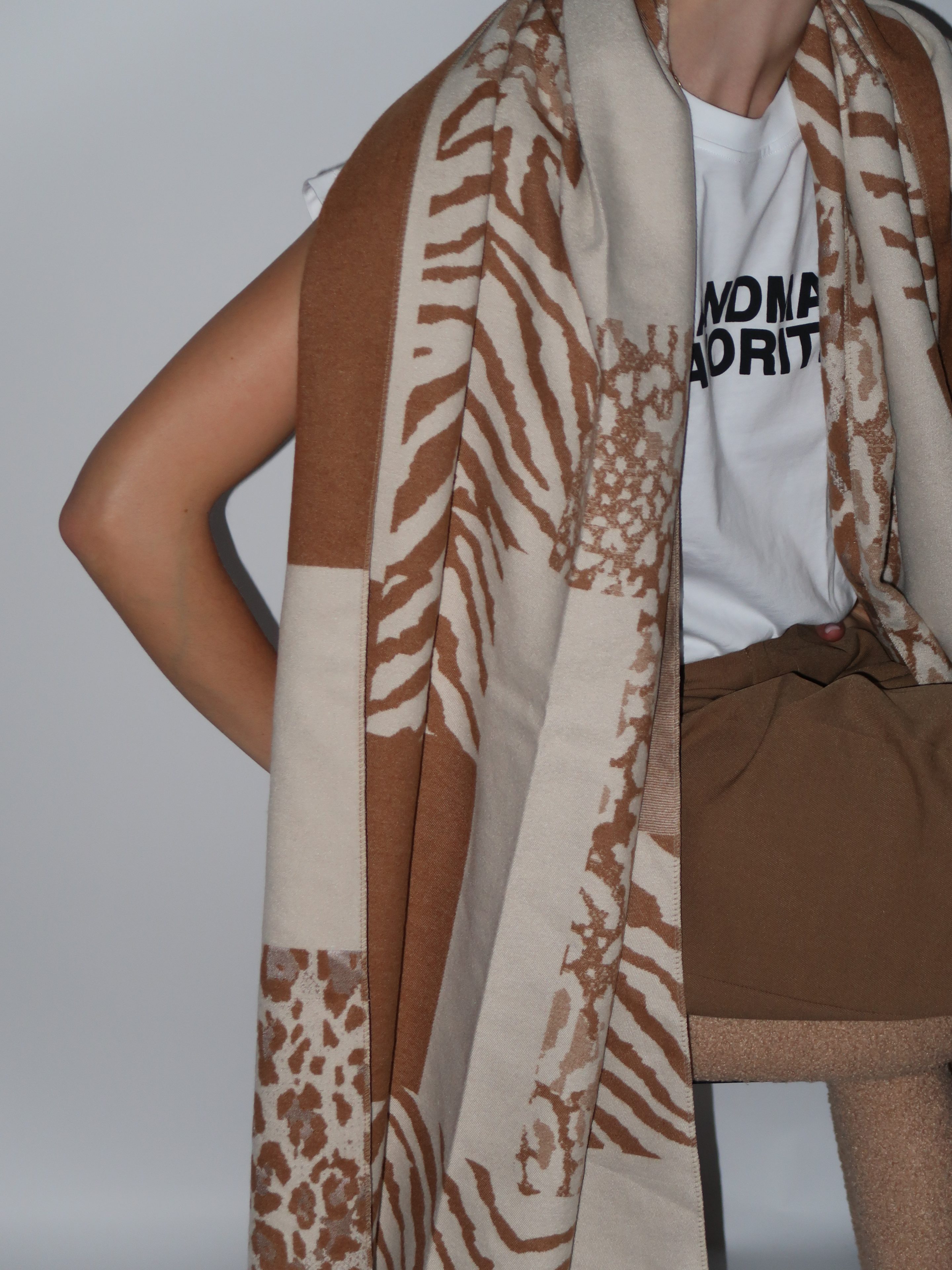 צעיף מנומר גיאומטרי בהיר