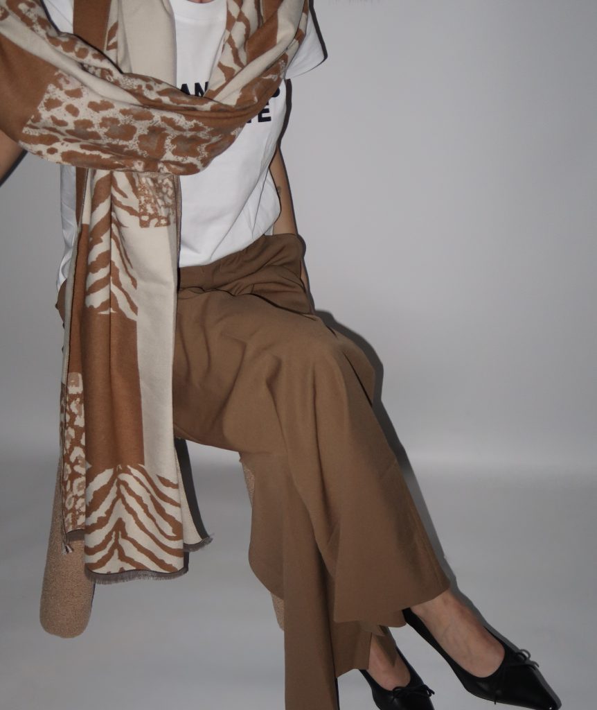 צעיף מנומר גיאומטרי בהיר