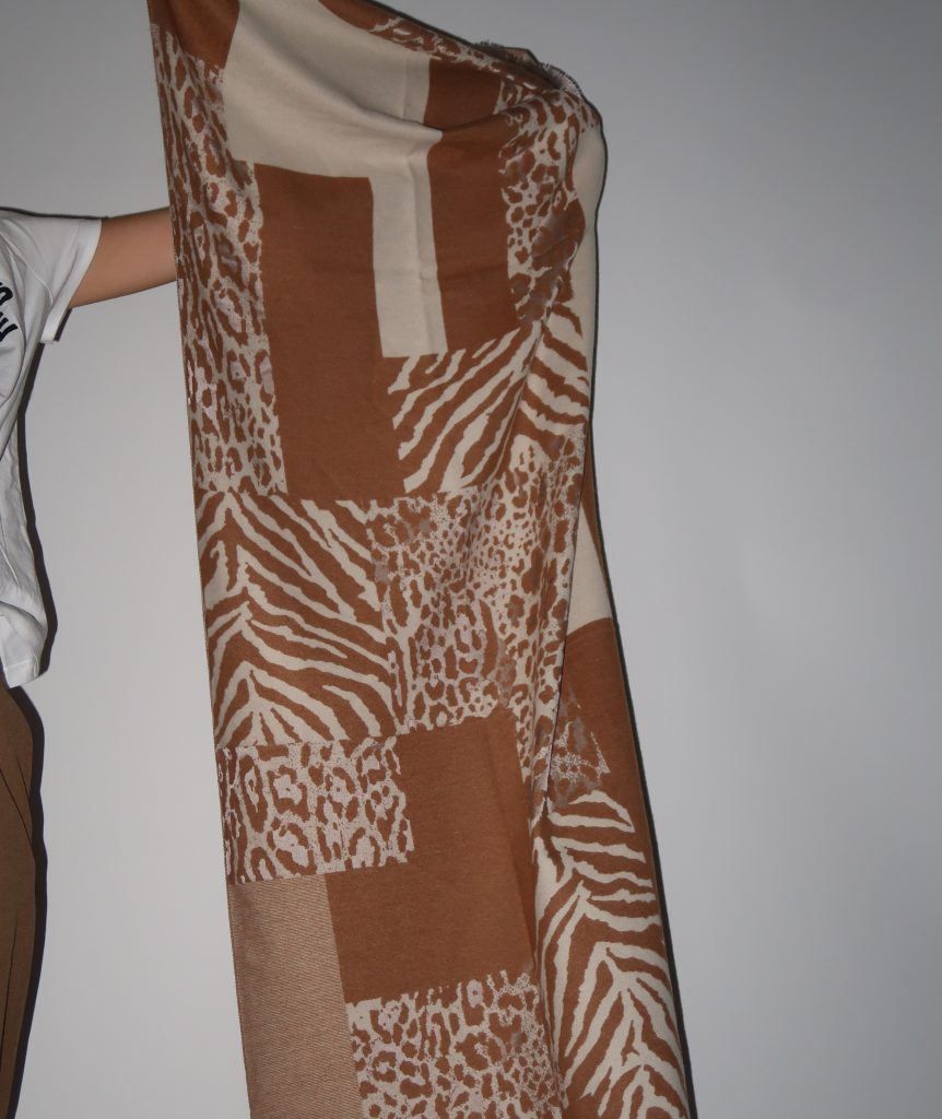 צעיף מנומר גיאומטרי בהיר