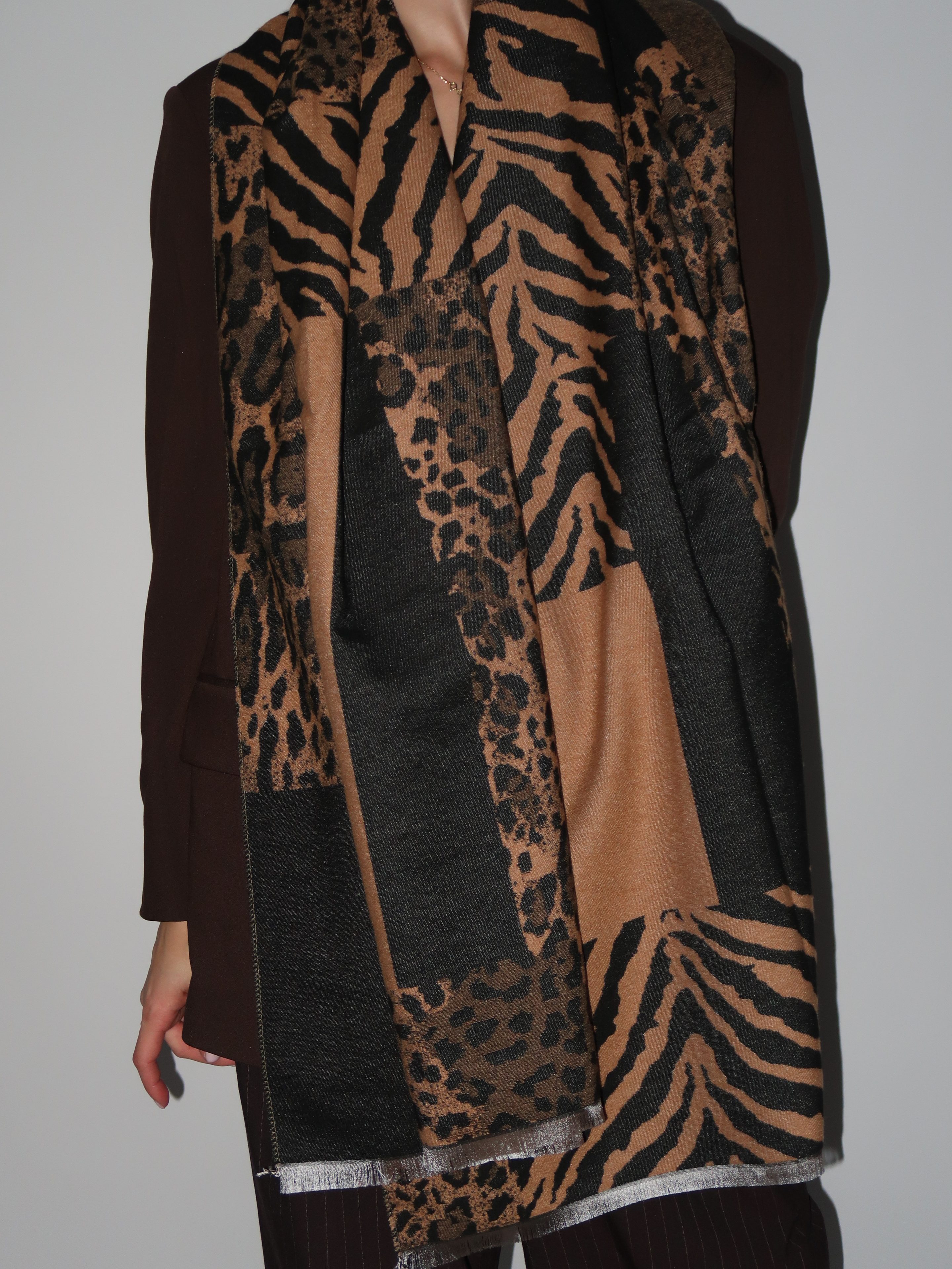 צעיף מנומר גיאומטרי כהה